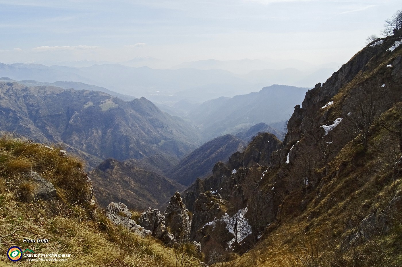 57 Vista sui dirupi dell vallone verso la Val Vertova.JPG -                                